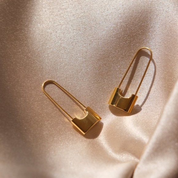 Gold Plated Safety Pin Hoops Earrin Good - Picture 2 of 3